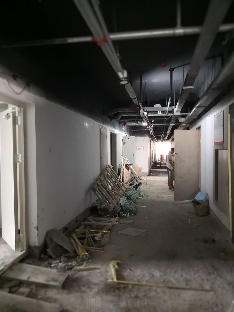 酒店走廊装修施工现场图片